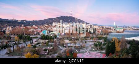 Tbilissi, Géorgie - 4 décembre 2021 : belle vue sur la ville de Tbilissi Banque D'Images