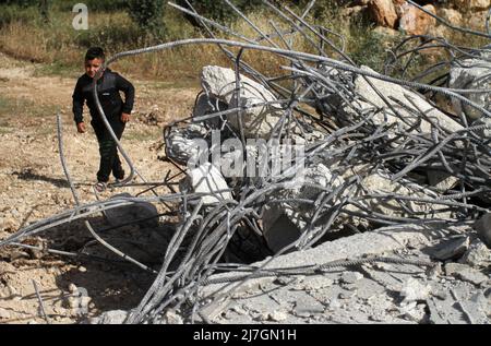 Naplouse, Palestine. 09th mai 2022. Un garçon palestinien inspecte les restes d'une maison démolie par l'armée israélienne. Des affrontements ont éclaté entre les Palestiniens et les soldats israéliens après avoir démoli deux maisons palestiniennes sous prétexte de ne pas avoir de permis dans le village de Beit Dajan, à l'est de la ville de Naplouse, en Cisjordanie occupée (photo de Nasser Ishtayeh/SOPA Images/Sipa USA) crédit: SIPA USA/Alamy Live News Banque D'Images