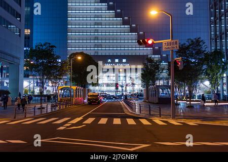 Osaka, Japon - 1 mai 2022 : intersection vide devant la gare JR Osaka la nuit Banque D'Images