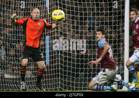 24th novembre 2012 - Barclays Premier League - Aston Villa vs. Arsenal - le gardien de but Brad Guzan (L), Eric Lichaj et Marc Albrighton de Aston Villa regarder comme une chance d'Arsenal tardive va juste large. Photo: Paul Roberts / Pathos. Banque D'Images