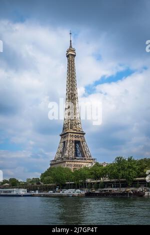 Paris, France, le 2022 mai, vue sur la Tour Eiffel par une journée découverte Banque D'Images