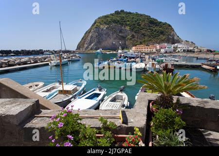 Vue sur le pittoresque Promontorio di Sant'Angelo, l'île d'Ischia, l'Italie, la mer Tyrrhénienne, la mer Méditerranée Banque D'Images