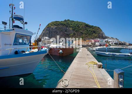 Vue sur le pittoresque Promontorio di Sant'Angelo, l'île d'Ischia, l'Italie, la mer Tyrrhénienne, la mer Méditerranée Banque D'Images