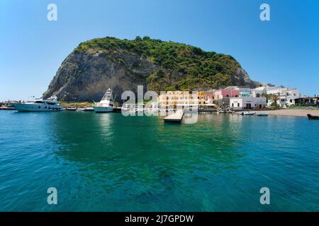 Vue sur le pittoresque Promontorio di Sant'Angelo, l'île d'Ischia, l'Italie, la mer Tyrrhénienne, la mer Méditerranée Banque D'Images