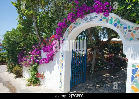 Entrée de la Villa Maria, Bougainvillea (Bougainvillea spectabilis) dans le pittoresque village de pêcheurs, Sant' Angelo, île d'Ischia, Italie Banque D'Images