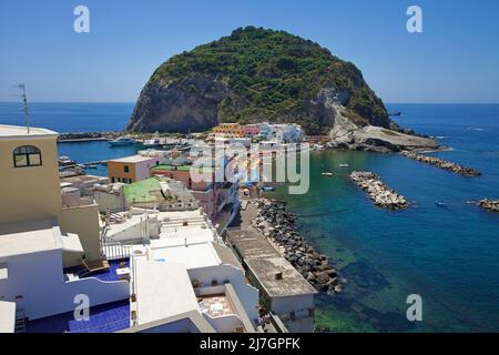 Vue sur le pittoresque Promontorio di Sant'Angelo, l'île d'Ischia, l'Italie, la mer Tyrrhénienne, la mer Méditerranée Banque D'Images