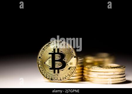 Bitcoin bloc chaîne crypto monnaie gros plan sur un fond noir à blanc dégradé Banque D'Images