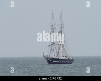 Sheerness, Kent, Royaume-Uni. 9th mai 2022. T Royalist The Sea Cadets Flagship (une mariée d'entraînement qui emmène vingt-quatre cadets en mer pour six voyages de jour) vu au large de Sheerness, Kent cet après-midi avant l'accostage à Queenborough. Crédit : James Bell/Alay Live News Banque D'Images