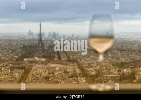 Vue de Montparnasse montrant la tour Eiffel. Paris Skyline, France. Restaurant verre à vin en premier plan Banque D'Images