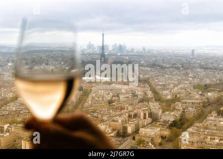 Vue de Montparnasse montrant la tour Eiffel. Paris Skyline, France. Restaurant verre à vin en premier plan Banque D'Images