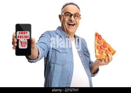 Homme mature tenant une tranche de pizza pepperoni et montrant un smartphone pour commander en ligne isolé sur fond blanc Banque D'Images