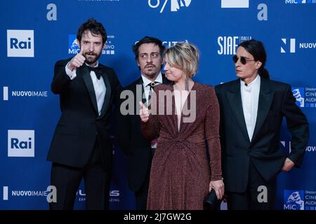 Rome, Italie, le 3 mai 2022 - Fabio d'Innocenzo, Roberta Sammarelli, Alberto Ferrari et Luca Ferrari du groupe de musique 'Verdena' assistent au tapis rouge du 'Devid di Donatello 'prix 2022. Crédits: Luigi de Pompeis/Alamy Live News Banque D'Images