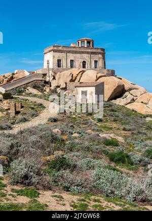 Antico Semaforo - ancien bâtiment du phare de Capo Testa, Sardaigne, Italie Banque D'Images