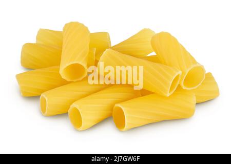 Pâtes italiennes brutes Rigatoni isolées sur fond blanc avec passe-cheveux et pleine profondeur de champ Banque D'Images