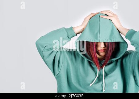 Concept de santé mentale, dépression, colère, anxiété, trouble bipolaire et attaques de panique. Studio portrait de jeune femme malheureuse Banque D'Images