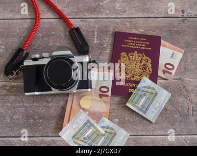 Concept vacances en Europe avec caméra, argent et passeport Banque D'Images