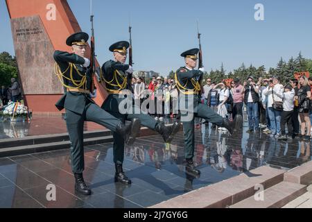 Des membres de l'armée moldave marchaient dans le complexe commémoratif d'Eternitate à Chisinau. Le 9 mai, à Chisinau, en Moldova, 77 ans de victoire ont été commémorés dans toutes les républiques de l'ex-Union soviétique. Cette date représente le jour où l'Allemagne a signé sa reddition et avec elle, la deuxième Guerre mondiale a pris fin. Dans un climat de tensions autour du conflit armé en Ukraine voisine, craignant que les attaques ne se propagent à la Moldavie, le gouvernement moldave a annulé les actes officiels à cette date, afin d'éviter tout acte de propagande. Malgré eux, des milliers de personnes sont descendues dans les rues de Chisinau, le c Banque D'Images