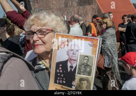 Une femme montre des photos de sa famille et d'elle qui ont participé à l'époque de la Seconde Guerre mondiale sous le commandement de l'ex-URSS. Crédit : SOPA Images Limited/Alamy Live News Banque D'Images