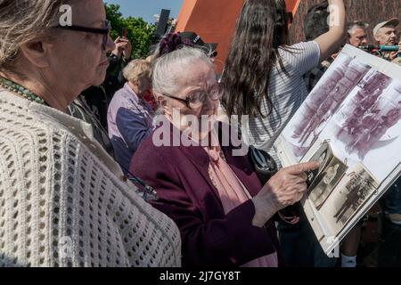 Une femme âgée montre des photos d'elle et de sa famille qui ont participé à l'époque de la Seconde Guerre mondiale sous le commandement de l'ex-URSS. Le 9 mai, à Chisinau, en Moldova, 77 ans de victoire ont été commémorés dans toutes les républiques de l'ex-Union soviétique. Cette date représente le jour où l'Allemagne a signé sa reddition et avec elle, la deuxième Guerre mondiale a pris fin. Dans un climat de tensions autour du conflit armé en Ukraine voisine, craignant que les attaques ne se propagent à la Moldavie, le gouvernement moldave a annulé les actes officiels à cette date, afin d'éviter tout acte de propagande. Malgré eux, TH Banque D'Images