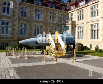 Une section avant de la Force aérienne espagnole McDonnell Douglas RF-4C Phantom II exposée temporairement au Palais de la Magdalena Santander Espagne le 2022 mai Banque D'Images