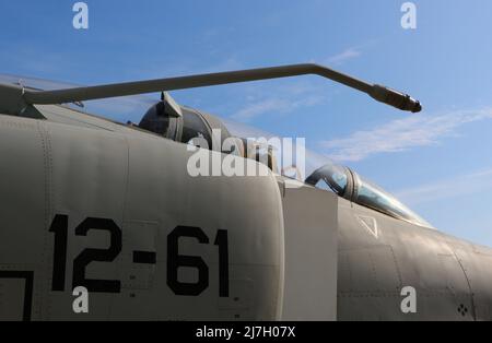 Une section avant de la Force aérienne espagnole McDonnell Douglas RF-4C Phantom II exposée temporairement au Palais de la Magdalena Santander Espagne le 2022 mai Banque D'Images