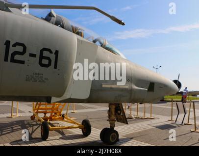 Une section avant de la Force aérienne espagnole McDonnell Douglas RF-4C Phantom II exposée temporairement au Palais de la Magdalena Santander Espagne le 2022 mai Banque D'Images
