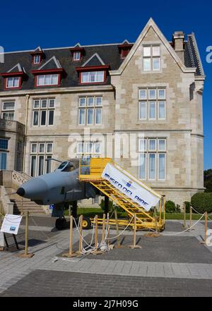 Une section avant de la Force aérienne espagnole McDonnell Douglas RF-4C Phantom II exposée temporairement au Palais de la Magdalena Santander Espagne le 2022 mai Banque D'Images