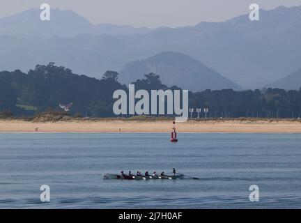 Une trainera traditionnelle cantabrique course d'aviron de bateau dans la baie de Santander Cantabria Espagne lors d'un matin ensoleillé de printemps Banque D'Images