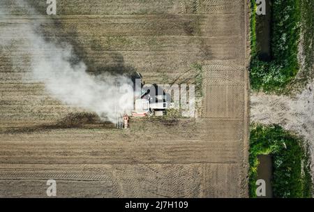 2022-05-09 16:32:04 09-05-2022, Strijen - Un tracteur travaille sur un terrain sec dans un polder près de Strijen. En raison de la sécheresse, la récolte croît moins rapidement. Photo: ANP / Hollandse Hoogte / Jeffrey Groeneweg pays-bas sortie - belgique sortie Banque D'Images