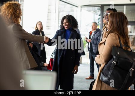 Femmes d'affaires qui se brandient pendant un séminaire au centre de conférence Banque D'Images