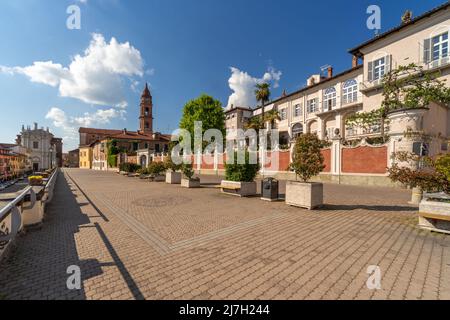 BRA, Piémont, Italie - 01 mai 2022 : promenade pavée de corso Cottolengo avec bâtiments historiques et clocher, église de Sant'Andrea dans le Th Banque D'Images