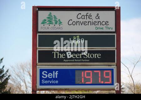 Les prix de la pompe à essence à Minesing Ontario montent à 197,9 le litre pour l'essence déchargée Banque D'Images