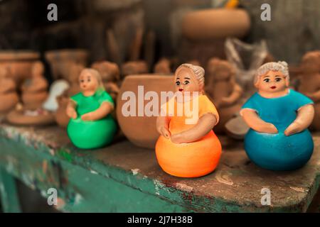 Poupées en argile fabriquées par des artisans de la Paz Centro, Nicaragua. Concept de culture et de tourisme dans Banque D'Images