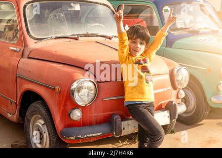 petit garçon assis à l'avant d'une voiture classique vintage 600 Banque D'Images