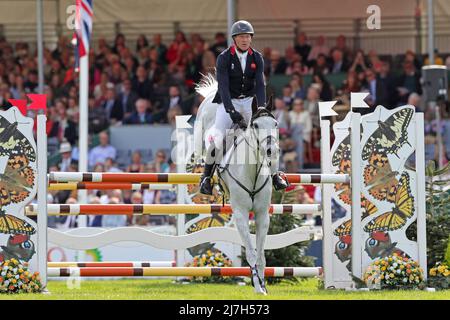 BADMINTON, Royaume-Uni, MAI 8th Oliver Townend Riding Swallow Springs saute à l'écart de la clôture pendant l'événement de saut de spectacle au Badminton Horse Trials, Badminton House, Badminton le dimanche 8th mai 2022. (Credit: Jon Bromley | MI News) Credit: MI News & Sport /Alay Live News Banque D'Images