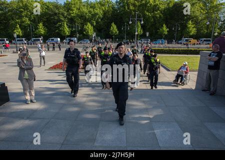 Berlin, Allemagne. 09th mai 2022. Plusieurs motards russes se rencontrent au Mémorial de la guerre soviétique à Berlin le 9 mai 2022 pour déposer des fleurs et commémorer les soldats morts pendant la bataille de Berlin en avril et mai 1945. La police a escorté les motards en petits groupes jusqu'au mémorial. (Photo de Michael Kuenne/PRESSCOV/Sipa USA) crédit: SIPA USA/Alay Live News Banque D'Images