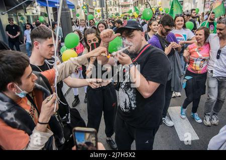 Les gens participent à la Marche mondiale de la marijuana à l'occasion de son anniversaire de 25th à Madrid, en Espagne, avec une démonstration qui, dans sa dernière édition, a réuni des milliers de personnes pour exiger la légalisation de toutes les utilisations de la marijuana et la fin de la persécution du secteur. A quelques mètres du Congrès des députés, où un sous-comité étudie la réglementation possible de l'usage médicinal du cannabis, la Marche mondiale de la marijuana, qui a lieu depuis 25 ans en Espagne, débutera ce samedi. (Photo d'Alberto Sibaja/Pacific Press/Sipa USA) Banque D'Images