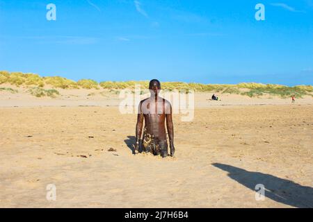 Sculpture en fonte « un autre endroit » d'Antony Gormley dans le sable de Crosby Beach, en Angleterre Banque D'Images