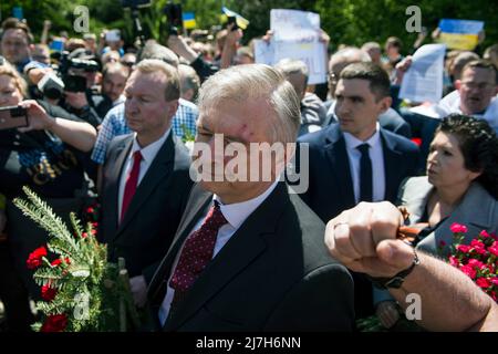 L'ambassadeur de Russie en Pologne, Sergey Andreev, est vu au cimetière des soldats soviétiques. Des centaines d'Ukrainiens et d'activistes polonais ont protesté dans un cimetière de Varsovie auprès des soldats de l'Armée rouge morts pendant la Seconde Guerre mondiale L'ambassadeur de Russie en Pologne, Sergey Andreev, a été frappé de peinture rouge par des manifestants opposés à la guerre en Ukraine lors d'un événement annuel du jour de la victoire commémorant la fin de la Seconde Guerre mondiale L'Ambassadeur Sergey Andreev est arrivé au cimetière des soldats soviétiques pour y déposer des fleurs le jour de la victoire, mais le diplomate et sa délégation ont été forcés de quitter la zone, accompagnés de policiers. (Photo Banque D'Images