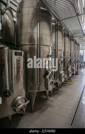 Réservoirs de vin en acier pour la fermentation du vin dans un domaine viticole Banque D'Images