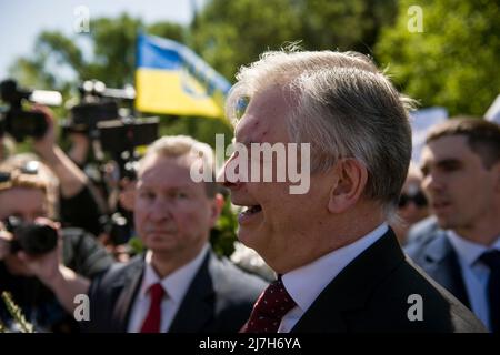 L'ambassadeur de Russie en Pologne, Sergey Andreev, est vu au cimetière des soldats soviétiques. Des centaines d'Ukrainiens et d'activistes polonais ont protesté dans un cimetière de Varsovie auprès des soldats de l'Armée rouge morts pendant la Seconde Guerre mondiale L'ambassadeur de Russie en Pologne, Sergey Andreev, a été frappé de peinture rouge par des manifestants opposés à la guerre en Ukraine lors d'un événement annuel du jour de la victoire commémorant la fin de la Seconde Guerre mondiale L'Ambassadeur Sergey Andreev est arrivé au cimetière des soldats soviétiques pour y déposer des fleurs le jour de la victoire, mais le diplomate et sa délégation ont été forcés de quitter la zone, accompagnés de policiers. (Photo Banque D'Images