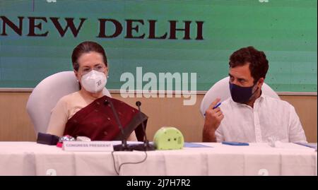 New Delhi, Inde. 09th mai 2022. Sonia Gandhi, présidente du Congrès, et son fils Rahul Gandhi, ancienne présidente du Congrès, lors de la réunion du Comité de travail du Congrès à tous les bureaux du Comité du Congrès de l'Inde à New Delhi, Inde, le 9 mai 2022. (Photo de Ravi Batra/Sipa USA) crédit: SIPA USA/Alay Live News Banque D'Images