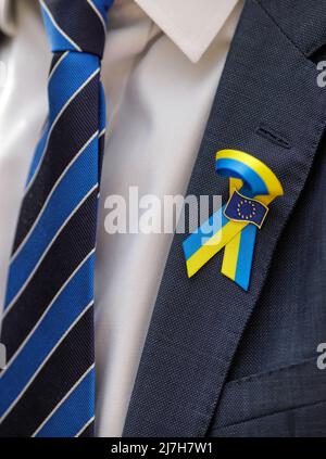 Bucarest, Roumanie - 9 mai 2022 : détail de la faible profondeur de champ (mise au point sélective) avec le drapeau ukrainien et le logo de l'Union européenne sur la combinaison de Banque D'Images