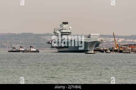 Port Portsmouth, Hampshire, Angleterre, Royaume-Uni. 2022. Tugs en présence pour faire tourner le porte-avions HMS Prince Charles à Portsmouth Harbour UK. Banque D'Images