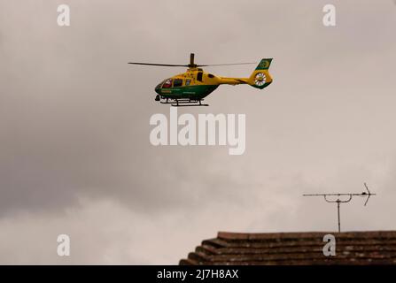 Micheldever, Hampshire, Angleterre, Royaume-Uni. 2022. Le Hampshire et l'île de Wight ambulance aérienne se levant dans le temps nuageux ayant assisté à un appel. Banque D'Images