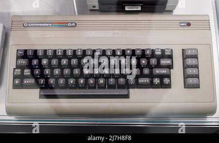 Oslo, Norvège. 01 mai 2022 : ordinateur Commodore 64 d'époque au Musée de technologie d'Oslo. Banque D'Images