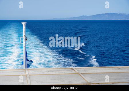 Navigation en ferry quelque part dans la mer Égée, dans les îles Cyclades, parmi les îles de Paros, Naxos et Santorin, en Grèce, en Europe. Banque D'Images