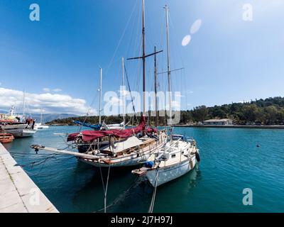 Yachts de croisière privés ancrés dans le petit port de Galaxidi, une ville pittoresque de grande tradition navale dans le centre de la Grèce, en Europe. Banque D'Images