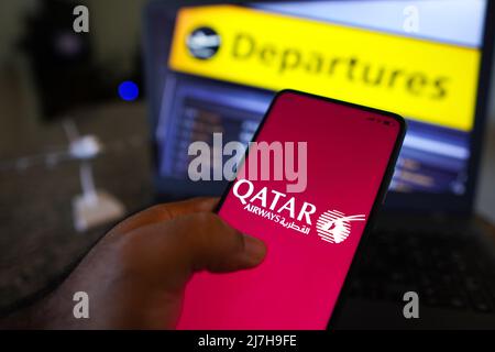 Dans cette illustration, le logo Qatar Airways est affiché sur un smartphone. Banque D'Images