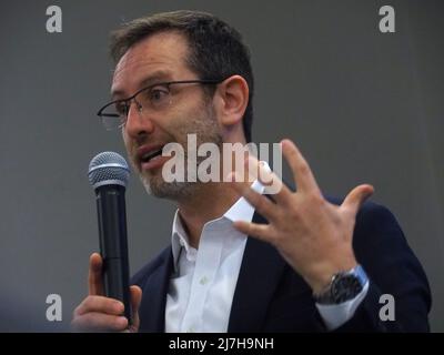 Anton Aramayo, directeur de projet de l'aéroport international de Lima Partners (LAP), opérateur de l'aéroport international Jorge Chávez, donne une conférence de presse pour informer sur l'avancement du nouveau terminal et des travaux d'expansion qui nécessiteront un investissement de 1,6 milliards de dollars. Banque D'Images